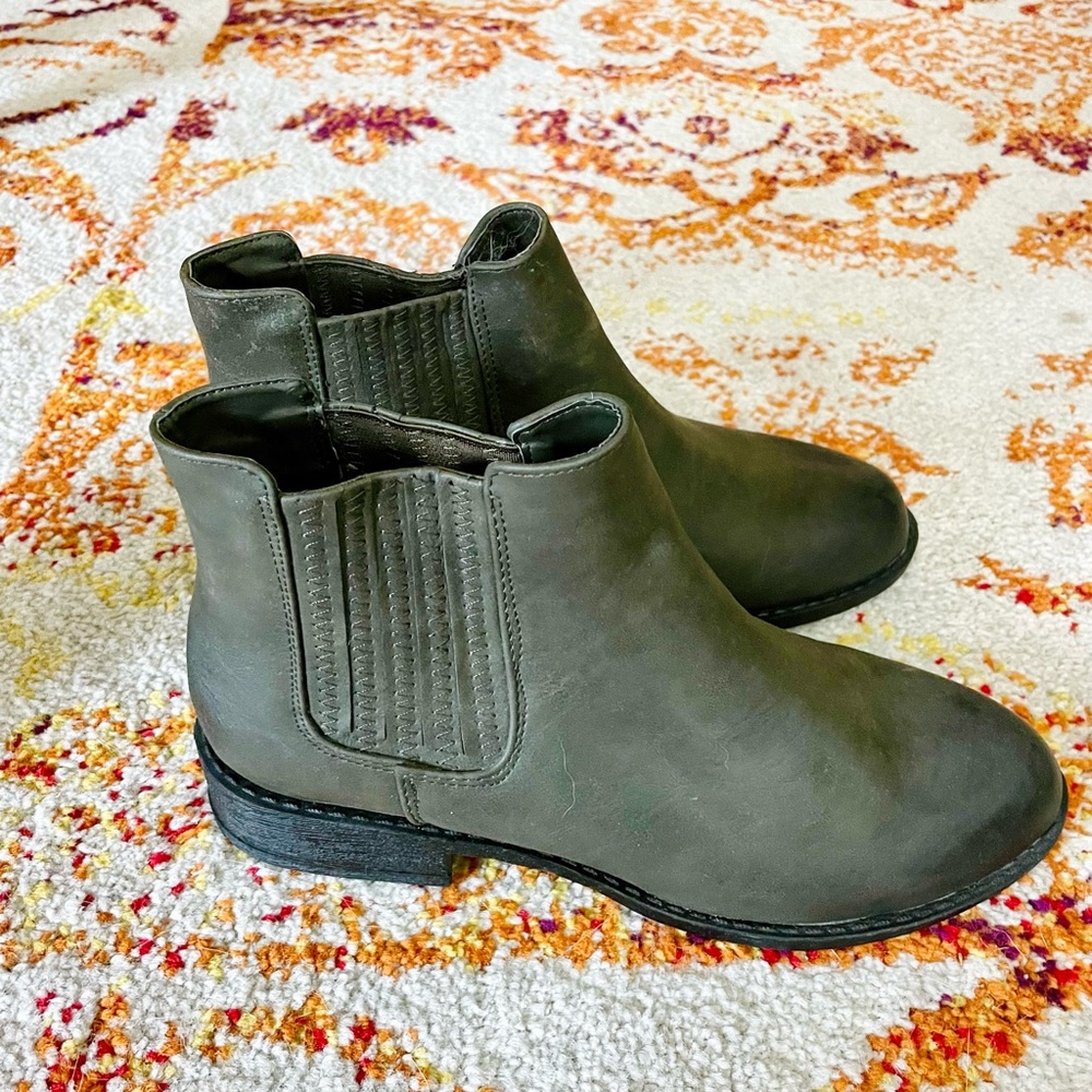 Grey/brown suede ankle booties!! Size 7.5!!